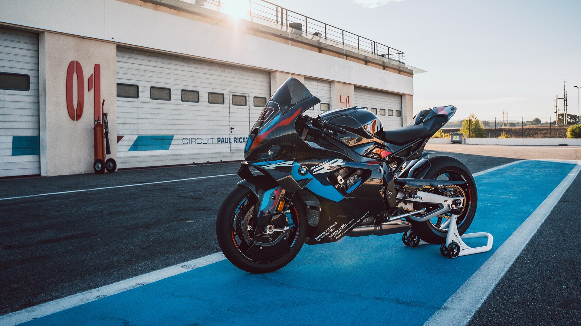 Vídeo da M 1000 RR no YouTube – a superbike para a pista de corridas da BMW Motorrad