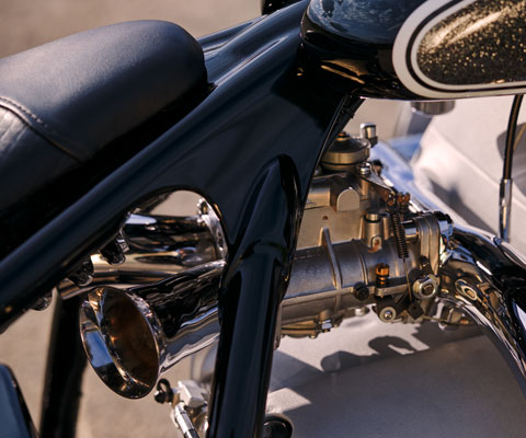 Birdcage with engine and seat