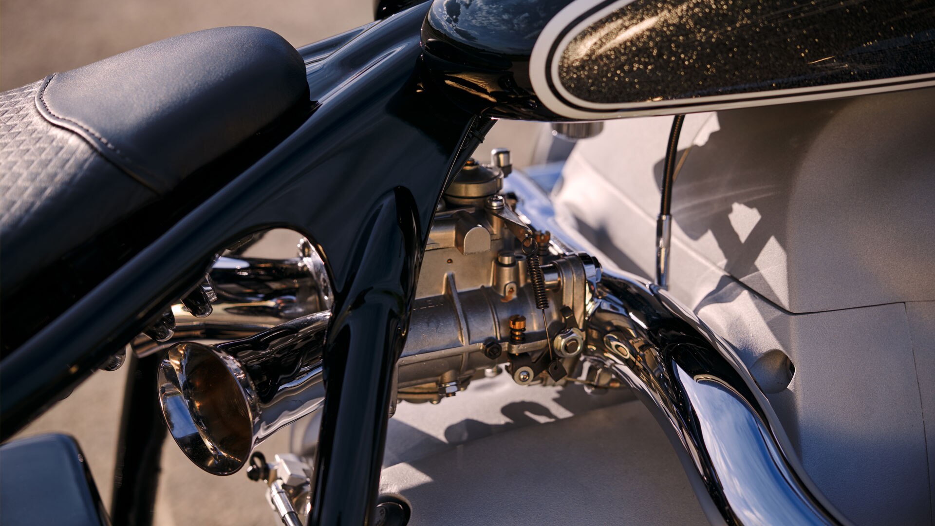 Birdcage with engine and seat
