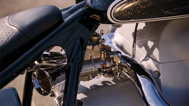 Birdcage with engine and seat