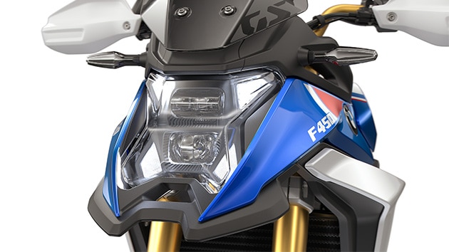 O farol LED com luz de circulação diurna da F 450 GS da BMW Motorrad