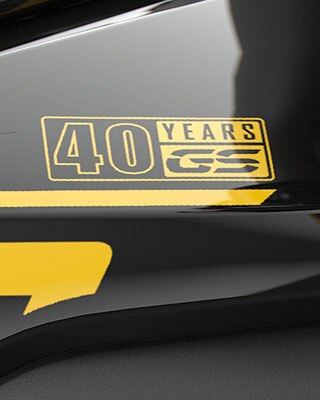 Vemos a inscrição “40 Years GS” em amarelo