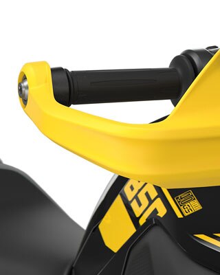 Vemos as proteções para as mãos em amarelo.