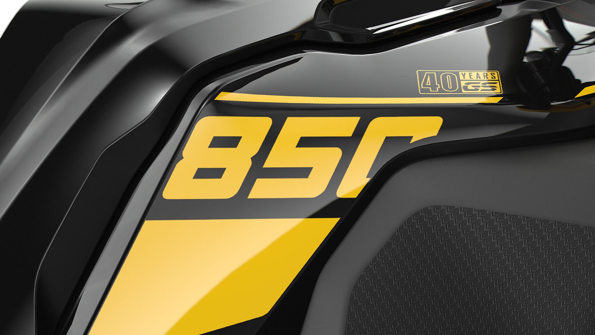 Vemos a inscrição “40 Years GS” em amarelo