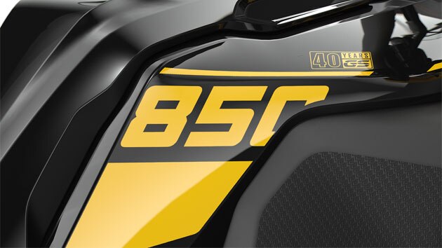 Vemos a inscrição “40 Years GS” em amarelo