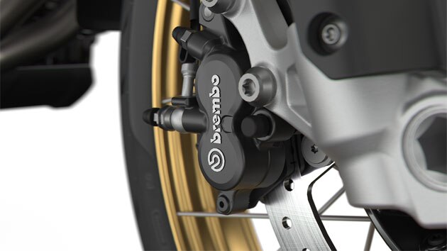 Vemos o sistema de travagem Brembo.