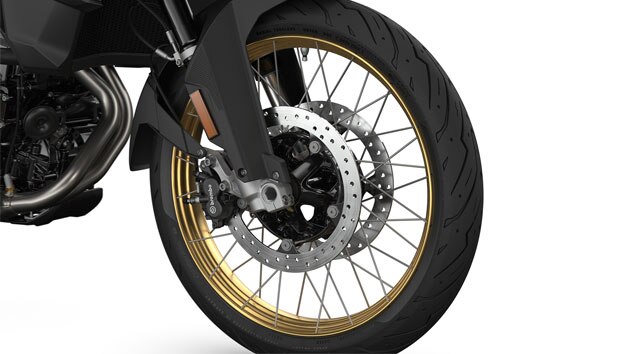 Vemos as jantes em anodizado dourado.
