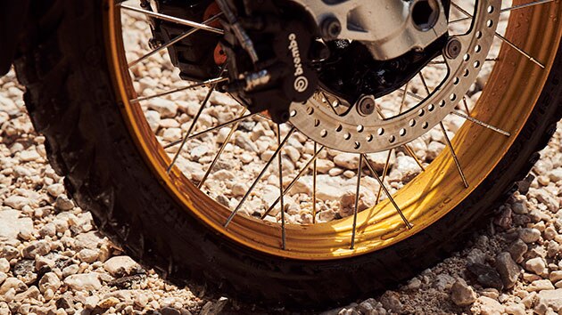 Detalhe da roda dianteira do novo BMW F 850 GS Adventure