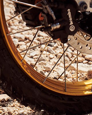 Detalhe da roda dianteira do novo BMW F 850 GS Adventure