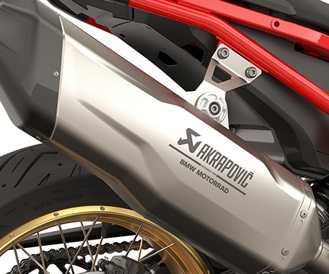 A F 900 GS da BMW Motorrad com silenciador traseiro Akrapovič