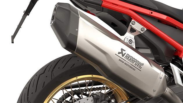 A F 900 GS da BMW Motorrad com silenciador traseiro Akrapovič
