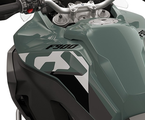 Os painéis laterais da F 900 GS Adventure da BMW Motorrad com um grande depósito de 23 l