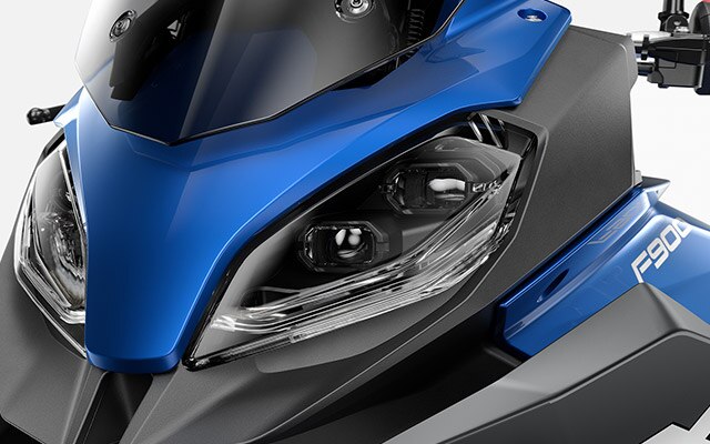 Aqui veem-se os faróis da F 900 XR.