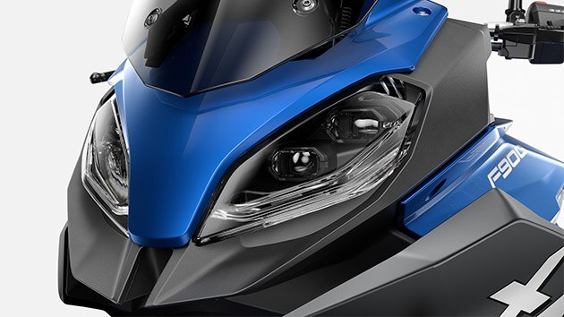 Aqui veem-se os faróis da F 900 XR.