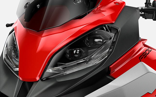 Aqui veem-se os faróis da F 900 XR.