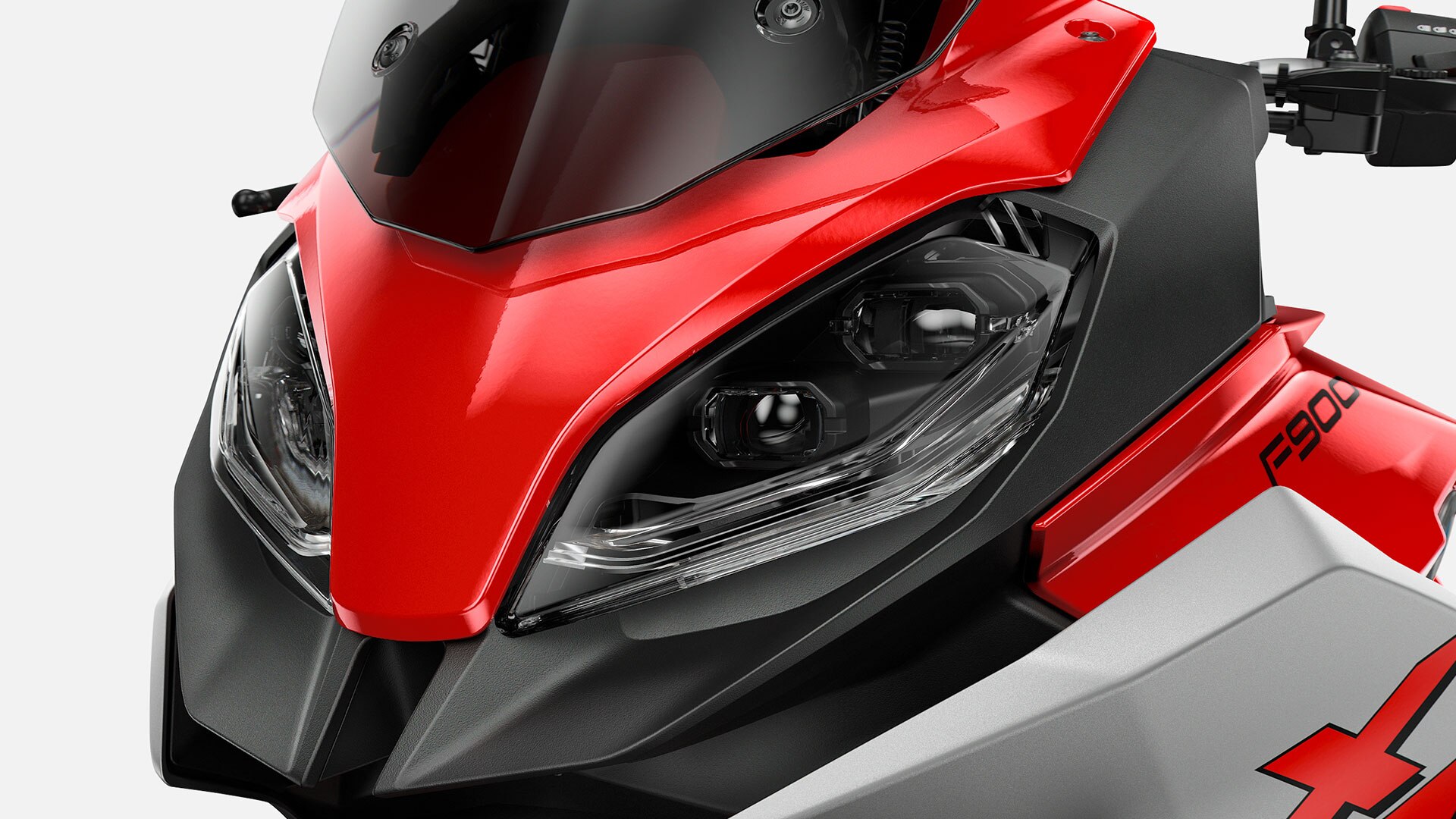 Aqui veem-se os faróis da F 900 XR.