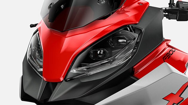 Aqui veem-se os faróis da F 900 XR.
