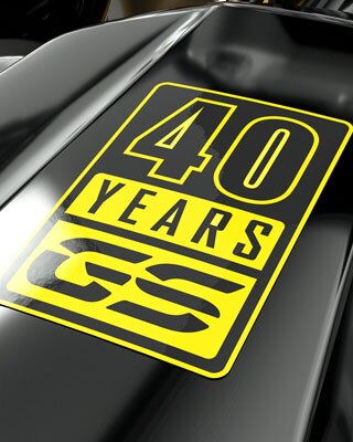 Vemos o autocolante GS “40 anos” em amarelo no selim.