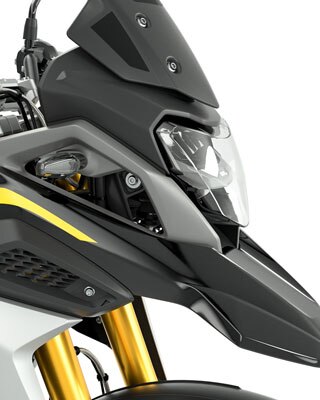 Vemos uma vista lateral da frente da G 310 GS com destaque para o vidro defletor fumado.