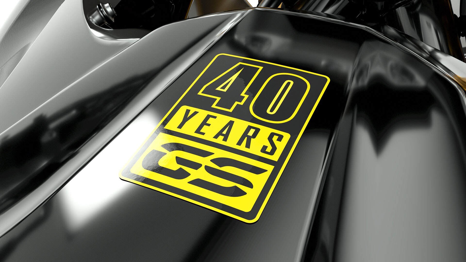 Vemos o autocolante GS “40 anos” em amarelo no selim.
