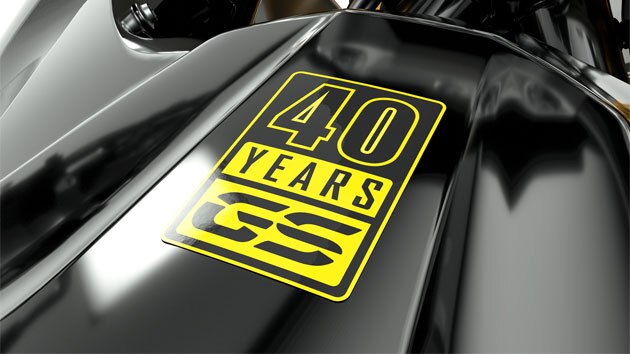 Vemos o autocolante GS “40 anos” em amarelo no selim.