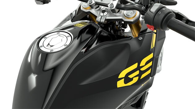 Vemos o depósito e o guiador da G 310 GS numa vista detalhada oblíqua, de cima.
