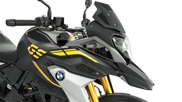 Vemos uma vista lateral da frente da G 310 GS com destaque para o vidro defletor fumado.