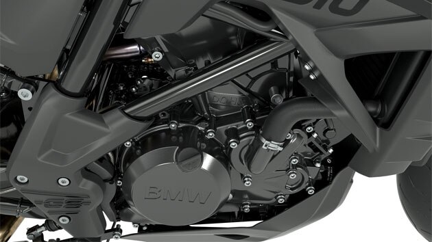 Vemos o bloco do motor, integralmente em preto, com a inscrição G 310.