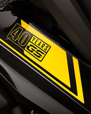Vemos o autocolante “40 Years GS” em grande plano.