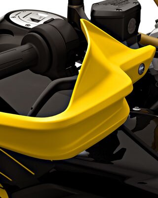 Vemos a Edição “40 Years GS” com proteções para as mãos em amarelo.
