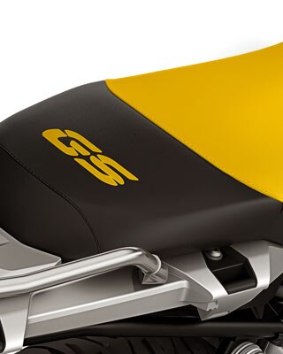 Vemos o banco preto e amarelo da Edição “40 Years GS” com autocolante GS.