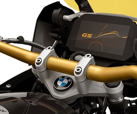 Vemos a Edição “40 Years GS” com guiador dourado.