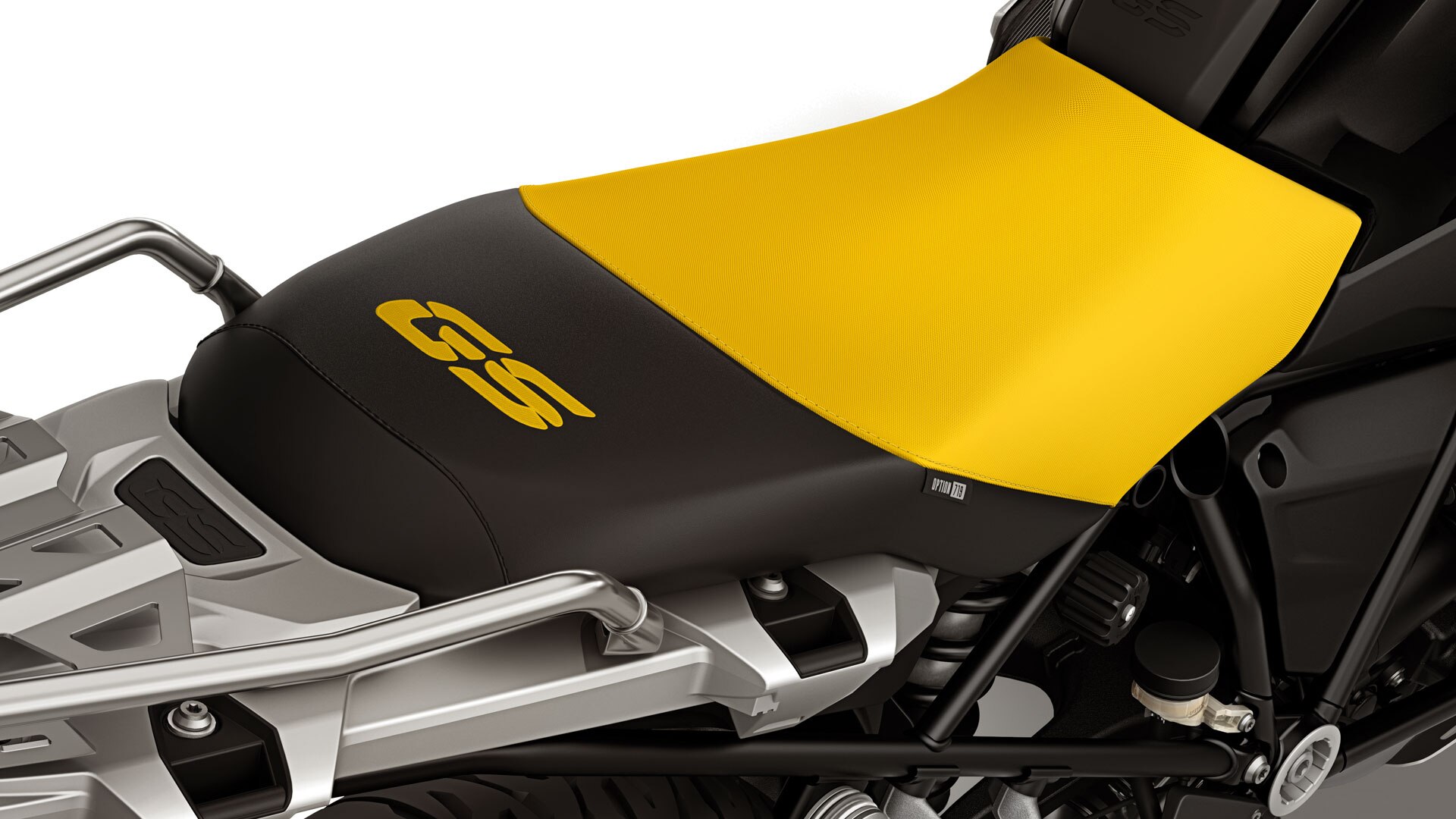 Vemos o banco preto e amarelo da Edição “40 Years GS” com autocolante GS.