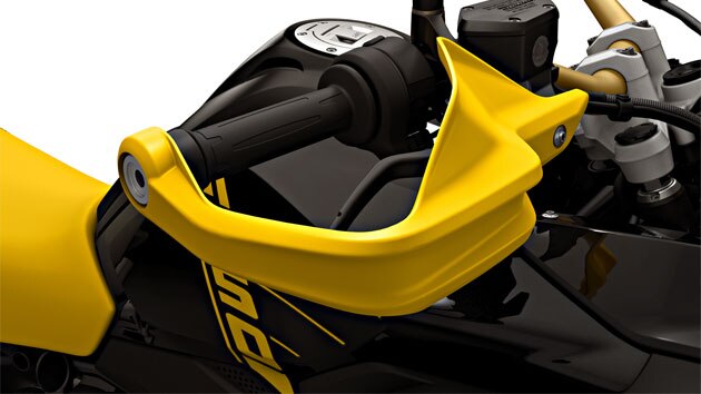 Vemos a Edição “40 Years GS” com proteções para as mãos em amarelo.