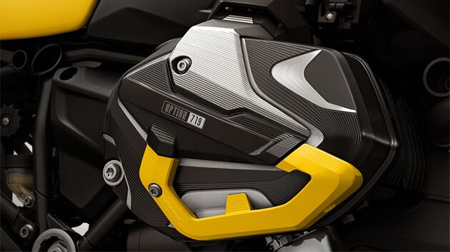 Vemos a Edição “40 Years GS” com tampas da cabeça dos cilindros Billet Option 719, em preto e amarelo.
