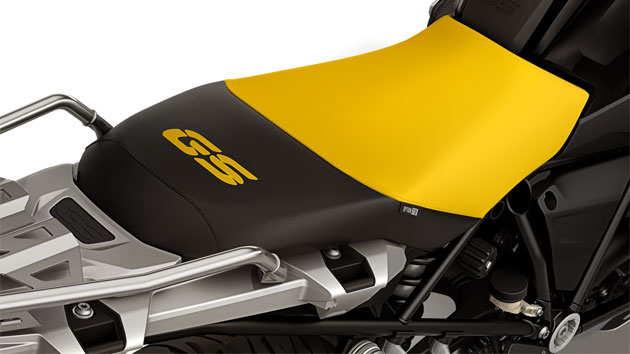 Vemos o banco preto e amarelo da Edição “40 Years GS” com autocolante GS.