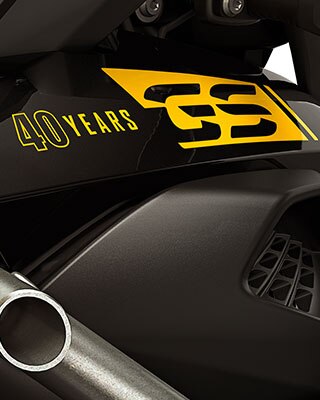 Vemos o autocolante “40 anos GS” em grande plano.