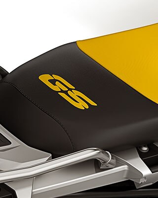 Vemos o selim em preto e amarelo da Edition 40 Years GS com autocolante GS.