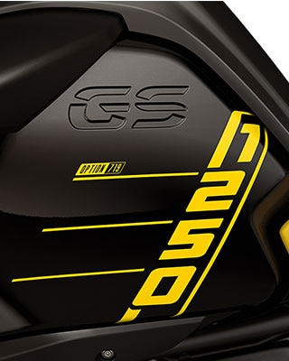 Vemos uma vista de cima da R 1250 GS com inscrição 1250 e o motor Boxer saliente com tampas das válvulas das peças maquinadas da Option 719.