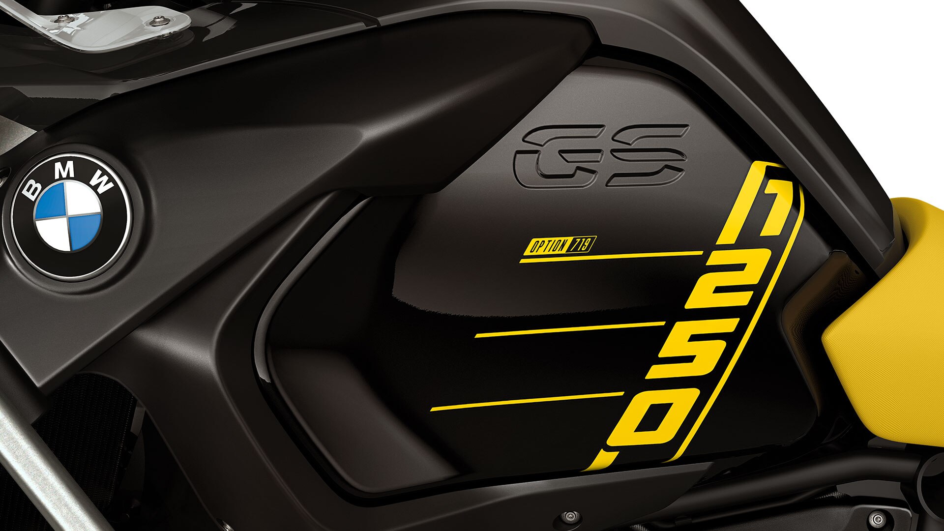 Vemos uma vista de cima da R 1250 GS com inscrição 1250 e o motor Boxer saliente com tampas das válvulas das peças maquinadas da Option 719.