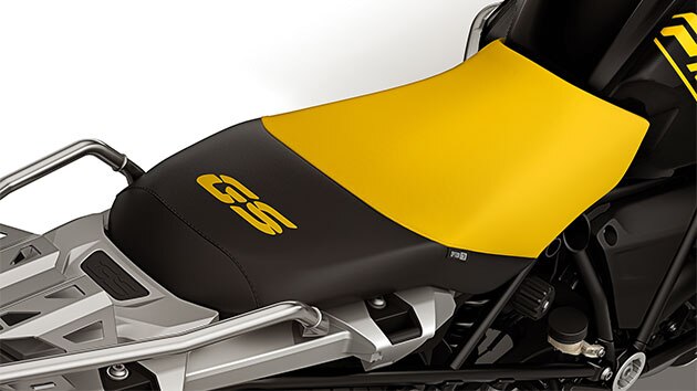 Vemos o selim em preto e amarelo da Edition 40 Years GS com autocolante GS.