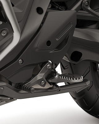 Características Enduro, tais como a proteção de motor de grande dimensão, pedal de travão articulado e seletor de mudanças regulável, pousa-pés Enduro incluindo pousa-pés para o passageiro