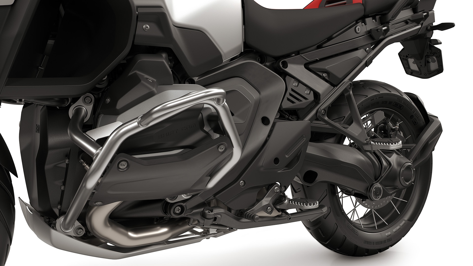 Características Enduro, tais como a proteção de motor de grande dimensão, pedal de travão articulado e seletor de mudanças regulável, pousa-pés Enduro incluindo pousa-pés para o passageiro