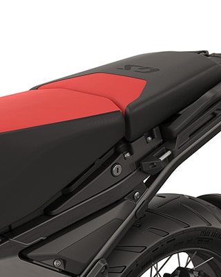 Banco alto para o condutor e banco Sport para o passageiro (banco estilo Rallye)