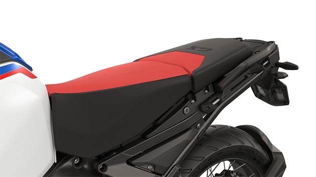 Banco alto para o condutor e banco Sport para o passageiro (banco estilo Rallye)