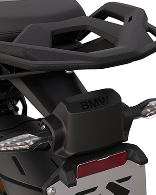 A BMW R 1300 GS Option 719 Tramuntana com piscas com funcionalidades integradas e radar traseiro
