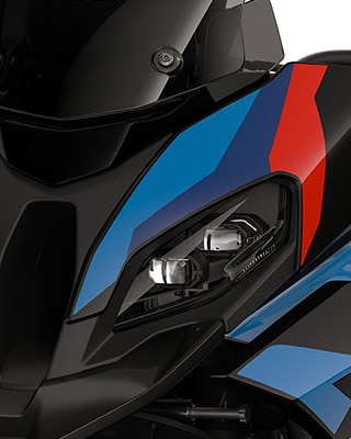 A dianteira desportiva da M 1000 XR da BMW Motorrad