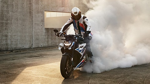 M R num “burnout”