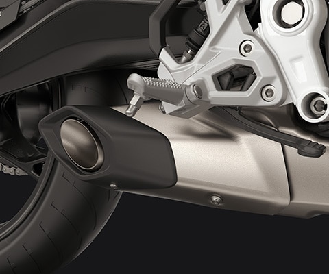 O silenciador sob o motor da F 450 R da BMW Motorrad