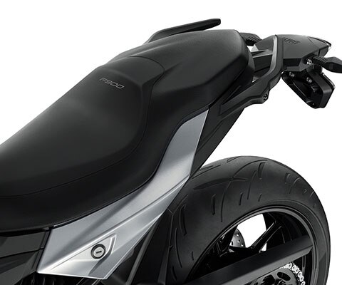 Aqui vê-se o banco da F 900 R. As seis alturas do banco adaptam-se a qualquer motociclista.